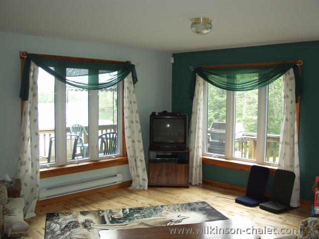 Cottage family room overlooking Malone Bay,
       Lac des trente et un milles (31 miles lake),
       Bouchette, Quebec