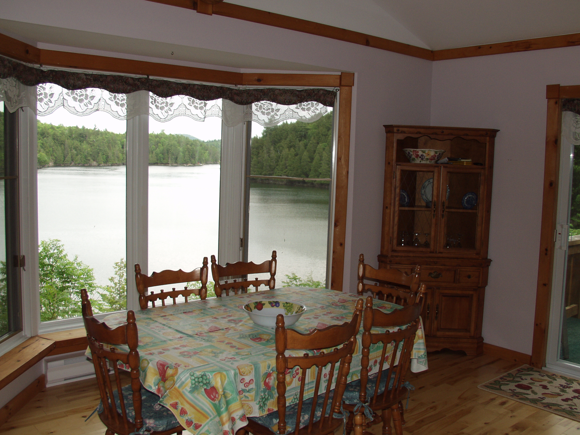 Cottage dining room overlooking Malone Bay,
					Lac des trente et un milles (31 miles lake),
					Bouchette, Quebec